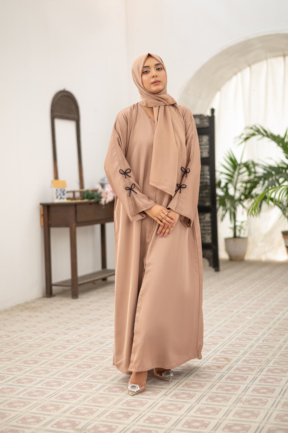 Beige bow tie Abaya